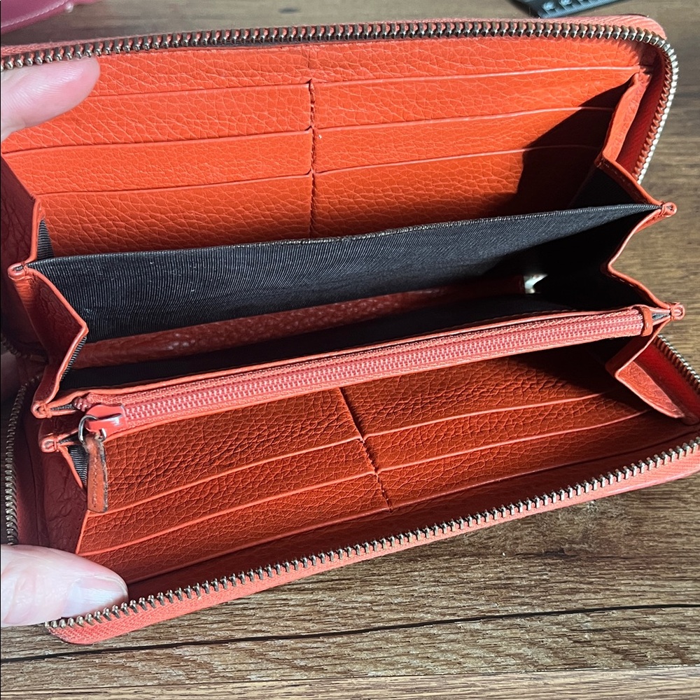 Gucci Beige and Orange Monogram Zip Wallet - Picture 4 of 12